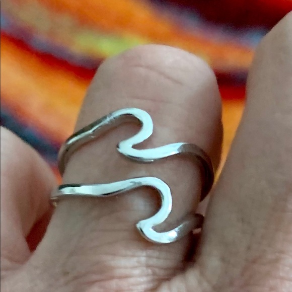 Single silver wave ring - Picture 2 of 3